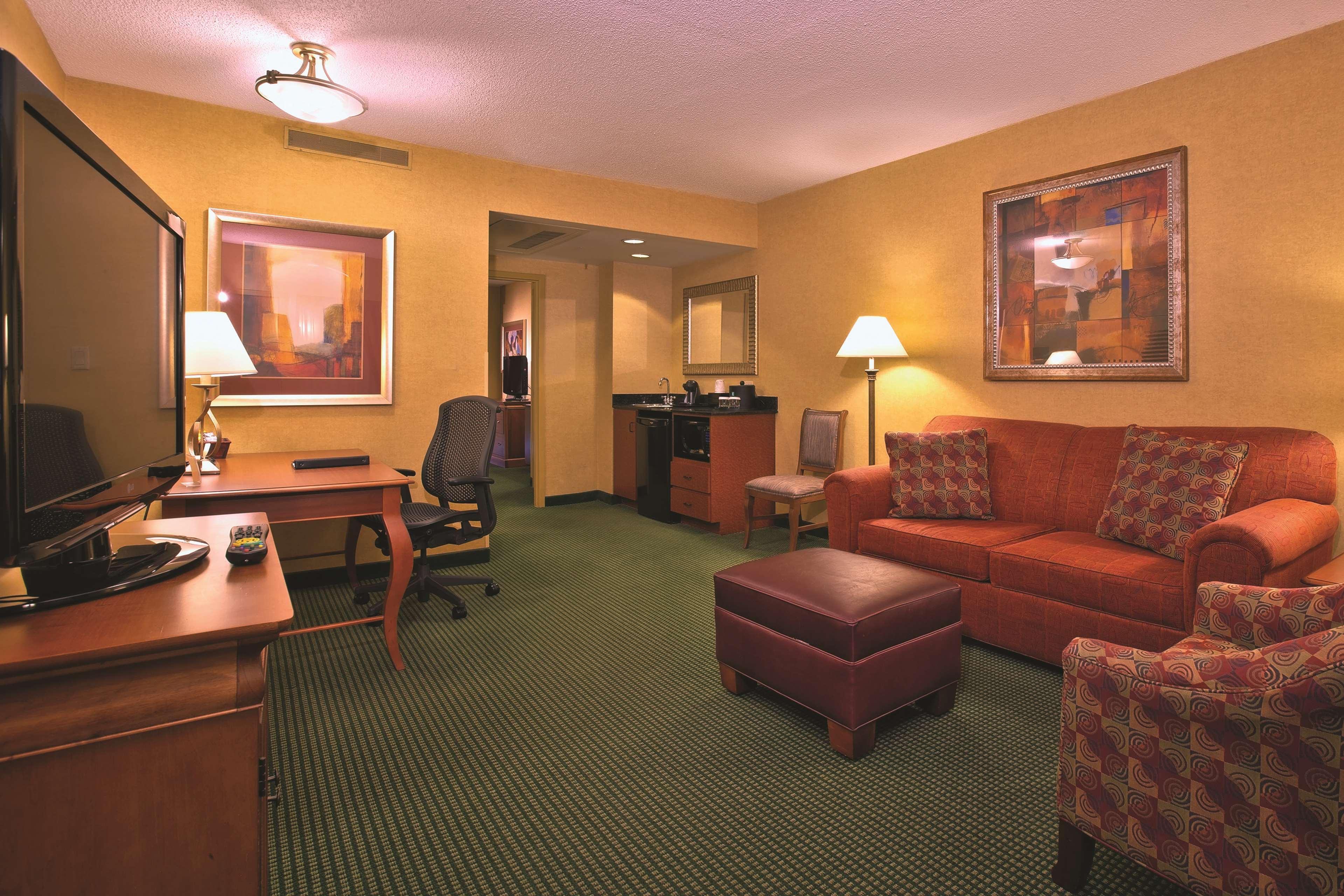 Embassy Suites By Hilton Greensboro Airport Exterior photo