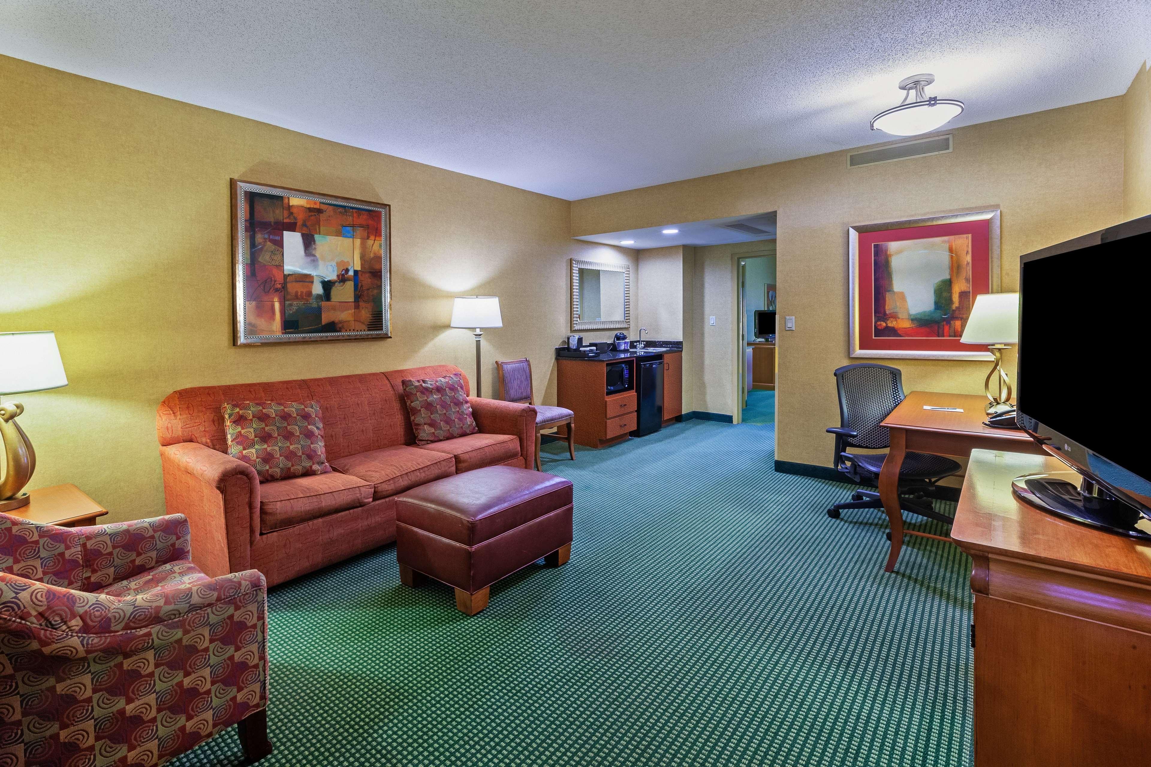 Embassy Suites By Hilton Greensboro Airport Exterior photo