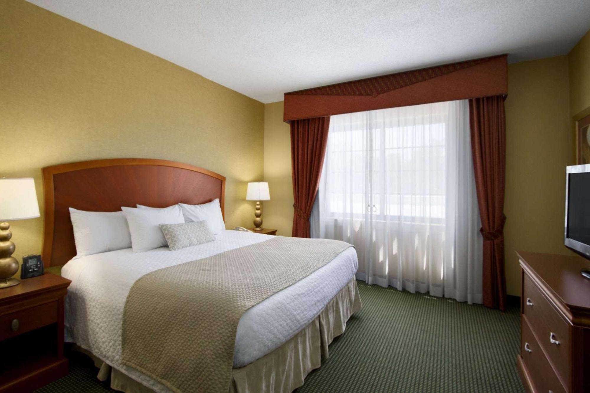 Embassy Suites By Hilton Greensboro Airport Exterior photo