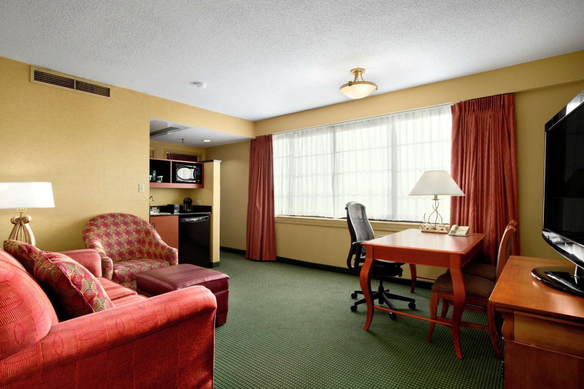 Embassy Suites By Hilton Greensboro Airport Exterior photo