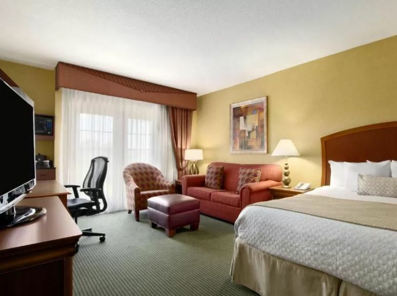 Embassy Suites By Hilton Greensboro Airport Exterior photo